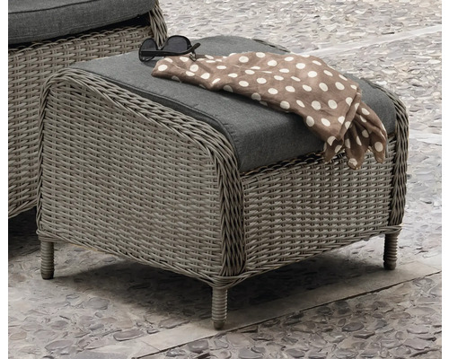 Tabouret tressé avec coussin, lunettes de soleil et foulard