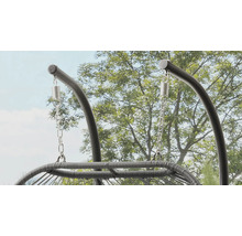 Detailaufnahme eines Hängekorbs mit Metallrahmen und Kettenaufhängung für den Aussenbereich.