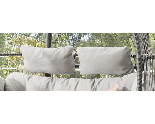 Nahaufnahme eines Hängesessels mit Kissen