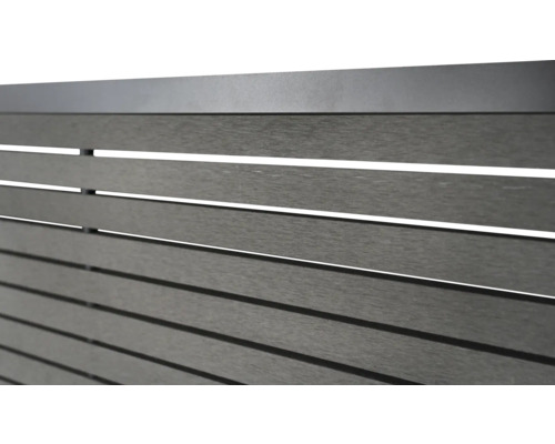 Detailansicht eines Zaunelements mit horizontalen Lamellen