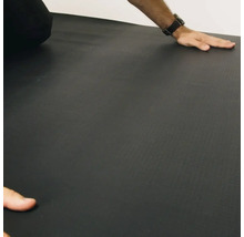 Schwarze Bodenmatte mit Person