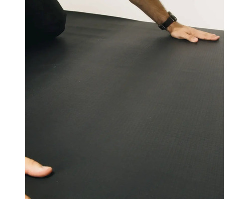 Schwarze Bodenmatte mit Person