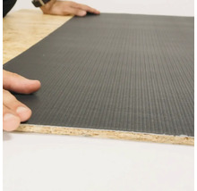 Detailansicht einer Trittschalldämmplatte, die auf einer Holzplatte liegt