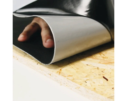 Flexible Abdichtungsbahn wird auf einer Holzoberfläche verlegt