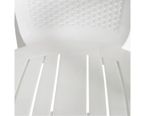 Détail d'une chaise de jardin blanche en plastique avec assise à lattes et dossier tressé.