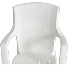 Chaise de jardin en plastique blanc avec accoudoirs et dossier avec aspect tressé.