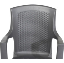Chaise de jardin empilable en plastique avec dossier aspect tressé et accoudoirs.