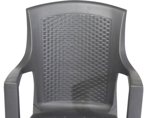Chaise de jardin empilable en plastique avec dossier aspect tressé et accoudoirs.