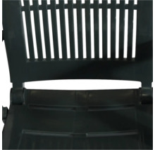 Vue détaillée du dossier à lattes et de l'assise d'une chaise de jardin en plastique anthracite.