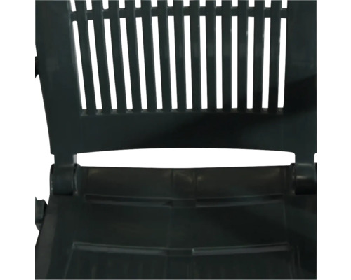 Vue détaillée du dossier à lattes et de l'assise d'une chaise de jardin en plastique anthracite.