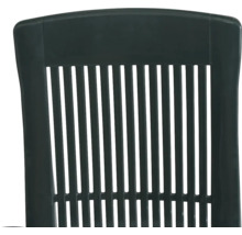 Dossier d'une chaise de jardin en plastique avec des lattes verticales.