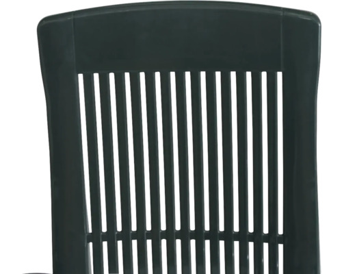 Dossier d'une chaise de jardin en plastique avec des lattes verticales.