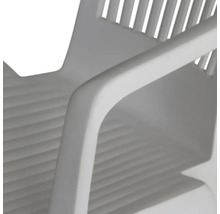 Chaise de jardin en plastique blanc avec accoudoir et assise rainurée