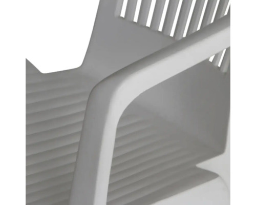 Chaise de jardin en plastique blanc avec accoudoir et assise rainurée
