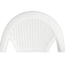 Détail du dossier d'une chaise de jardin blanche en plastique avec des lattes verticales.