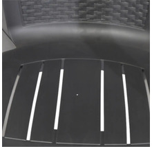 Vue détaillée d'une chaise de jardin anthracite en plastique avec assise à lattes et dossier aspect tressé.