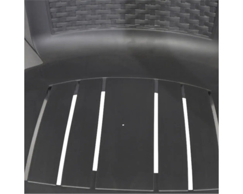 Vue détaillée d'une chaise de jardin anthracite en plastique avec assise à lattes et dossier aspect tressé.