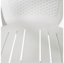 Détail d'une chaise de jardin blanche en plastique avec assise à lattes et dossier tressé.