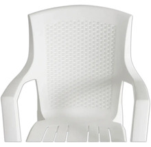 Chaise de jardin en plastique blanc avec accoudoirs et dossier à motif quadrillé.