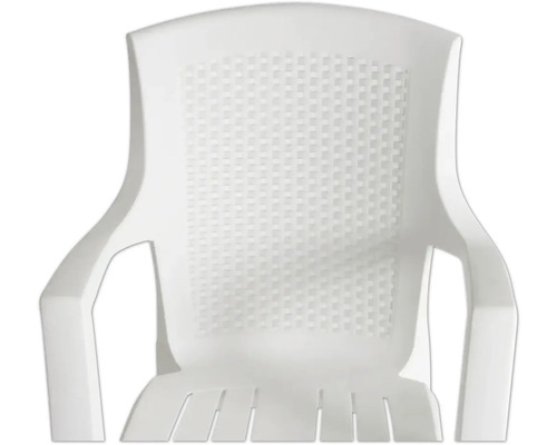 Chaise de jardin en plastique blanc avec accoudoirs et dossier à motif quadrillé.