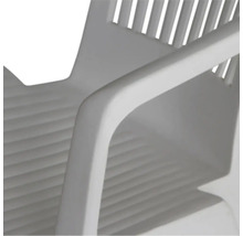 Vue detaillee de l accoudoir d une chaise de jardin en plastique avec des surfaces rainurees sur l assise et le dossier.