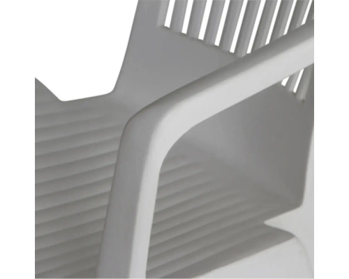 Vue detaillee de l accoudoir d une chaise de jardin en plastique avec des surfaces rainurees sur l assise et le dossier.