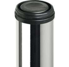 Gros plan d'un socle avec butoir noir et tube argenté