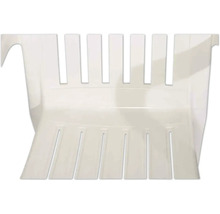 Gros plan sur l'assise et le dossier d'une chaise de jardin blanche en plastique avec des lattes verticales.