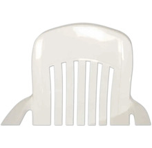 Dossier blanc d'une chaise de jardin en plastique avec des lattes verticales.