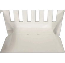 Vue rapprochée de l'assise et des lattes du dossier d'une chaise de jardin blanche en plastique.
