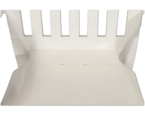 Vue rapprochée de l'assise et des lattes du dossier d'une chaise de jardin blanche en plastique.