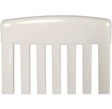 Détail d'un dossier de meuble blanc avec des barreaux verticaux et une bordure supérieure arrondie.
