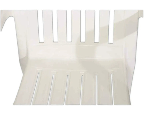 Gros plan sur l'assise et le dossier d'une chaise de jardin blanche en plastique avec des lattes verticales.