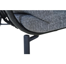 Gros plan d'un meuble de jardin avec un coussin gris, une tresse en polyrotin noir et un pied en métal.