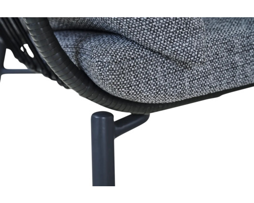Gros plan d'un meuble de jardin avec un coussin gris, une tresse en polyrotin noir et un pied en métal.