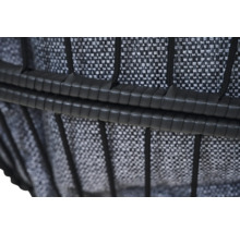Gros plan d'une chaise de jardin avec tressage synthétique foncé et tissu gris.