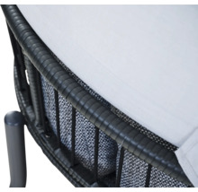 Détail d'un meuble de jardin avec tressage en polyrotin anthracite et coussins clairs.