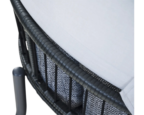 Détail d'un meuble de jardin avec tressage en polyrotin anthracite et coussins clairs.