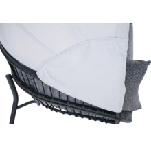 Détail d'une chaise de jardin avec cadre en métal foncé, coussin et revêtement en tissu blanc.
