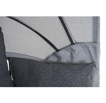 Détail d'un bain de soleil avec structure noire, pare-soleil gris clair et coussin gris foncé.