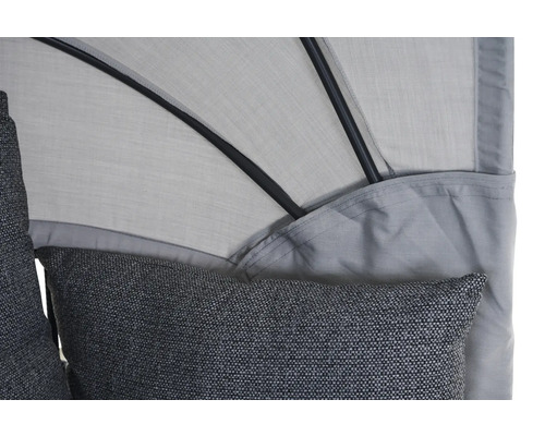 Détail d'un bain de soleil avec structure noire, pare-soleil gris clair et coussin gris foncé.