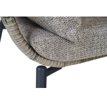 Gros plan d'une chaise de jardin avec un coussin en tissu tissé et une structure en corde tressée sur un support en métal.