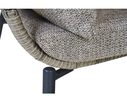 Gros plan d'une chaise de jardin avec un coussin en tissu tissé et une structure en corde tressée sur un support en métal.