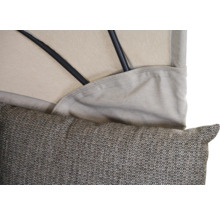 Gros plan d'un meuble avec une housse en tissu, un coussin texturé et des éléments de cadre en métal.