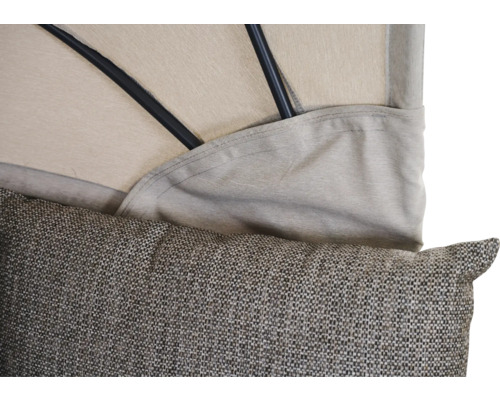 Gros plan d'un meuble avec une housse en tissu, un coussin texturé et des éléments de cadre en métal.