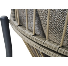 Détail d'une chaise de jardin avec cordes verticales et tissu tissé texturé.