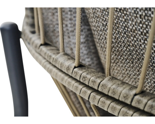 Détail d'une chaise de jardin avec cordes verticales et tissu tissé texturé.