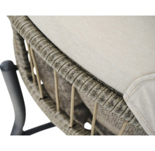 Gros plan d une chaise de jardin avec tressage en résine tressée, cordes en textile clair et coussin d assise clair.