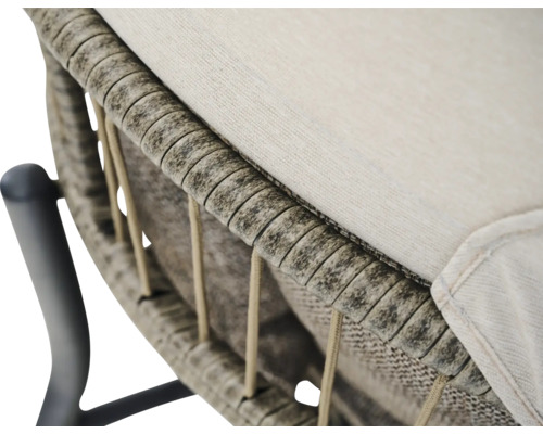 Gros plan d une chaise de jardin avec tressage en résine tressée, cordes en textile clair et coussin d assise clair.