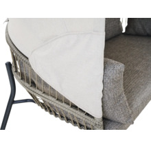 Détail d'un fauteuil de jardin avec cadre tressé, coussin gris et toit en textile clair.
